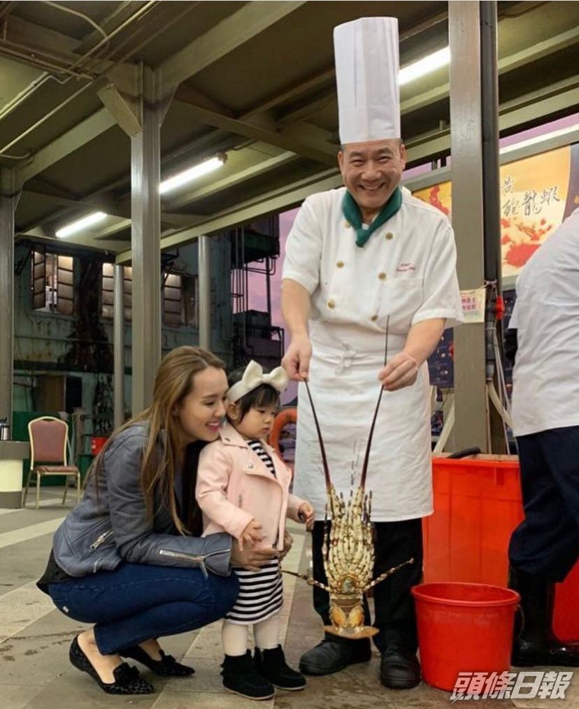 楊洛婷仲有同囡囡揀海鮮。